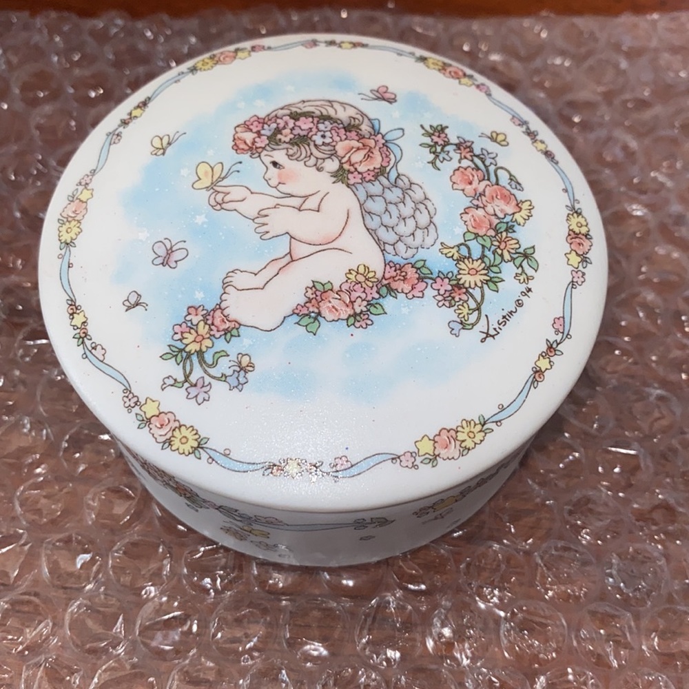 Beautiful like new 1994 Dreamsicles signed by Kristin collectible jewelry holder